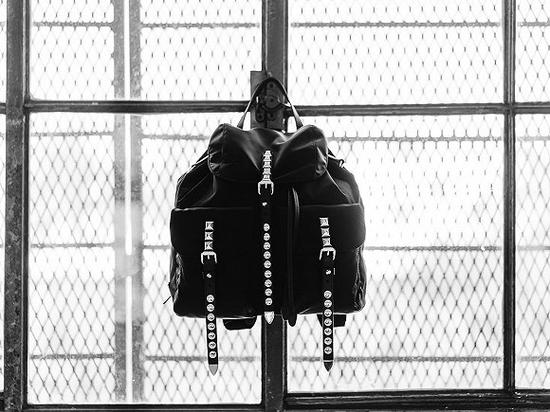 Prada双肩包 图片来源:Prada