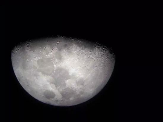我用手机拍摄透过天文望远镜观察到的月球表面