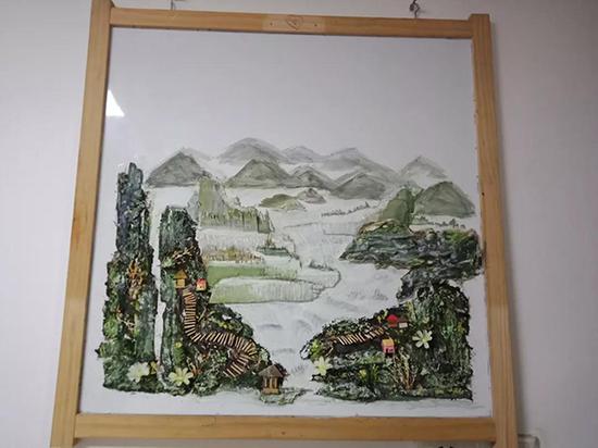 蔡宏强用垃圾制作而成的山水画。