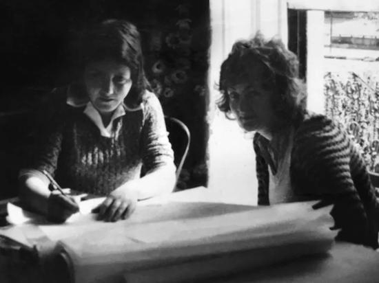 △谢莉·麦克纳马拉和伊冯·法雷尔, 1974