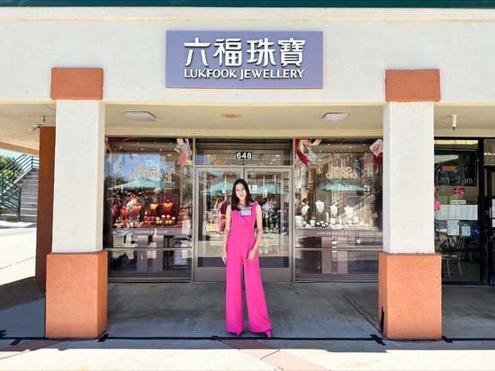 著名演員及歌手鍾嘉欣女士主持六福珠寶美國北加州米爾皮塔斯歐化中心新店開幕儀式