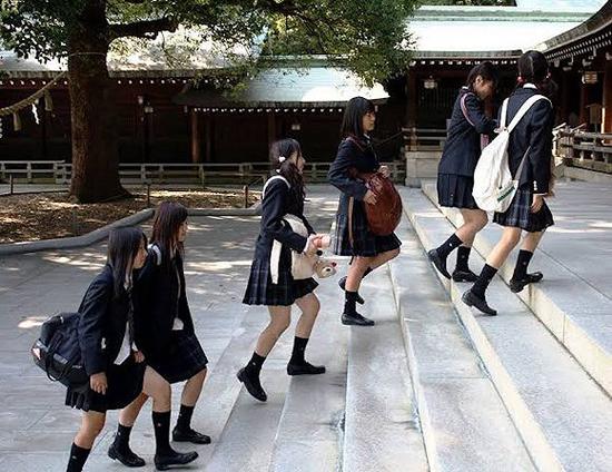 穿着校服的日本学生