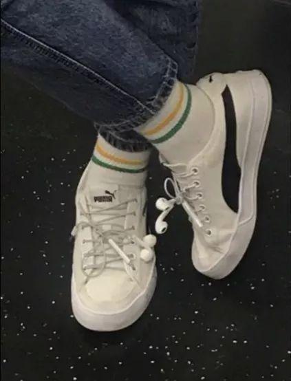 耳机线总是缠在一起,鞋带总是开,那干脆把耳机系在鞋上好了。。。