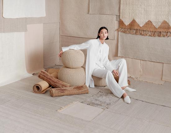 梦回衣橱，白色衣裳的隐喻与心灵之旅