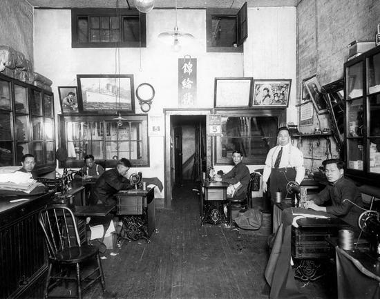 1920年代,一家开设在国外的华人定制店内景