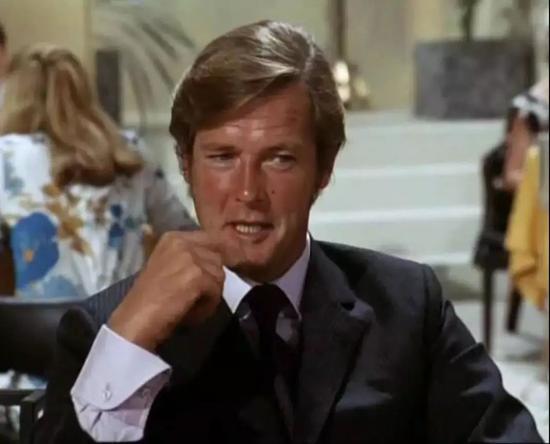 经过几代007的继承发展，让鸡尾酒袖口的名称逐渐被‘Bond cuff’代替。
