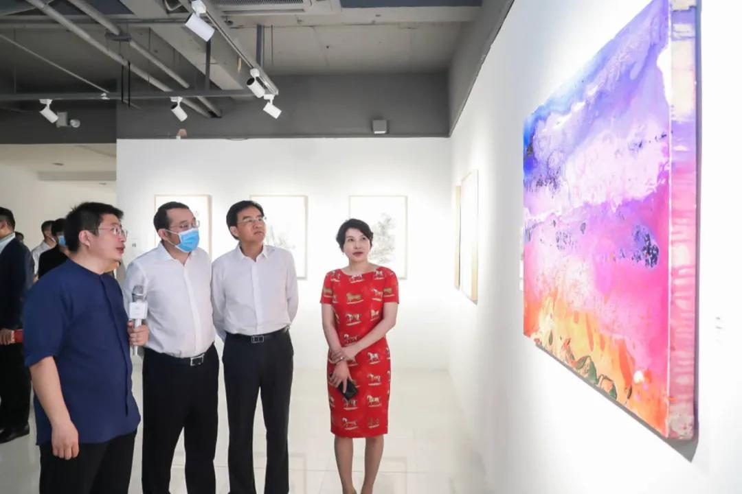  展览现场策展人葛玉君先生为领导、嘉宾解读展览作品