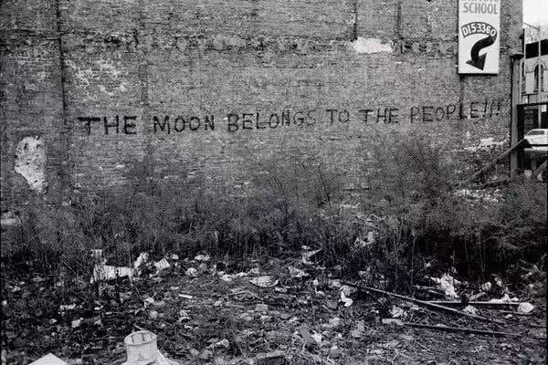 “The Moon Belongs to the People”标语，1971年Stephen Shames拍摄。