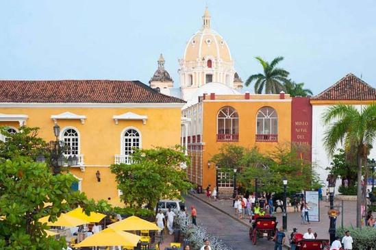 哥伦比亚卡塔赫纳Carrera大街，这条大街依旧保持着被殖民时期的辉煌，圣彼得教堂是这条街最醒目的建筑。