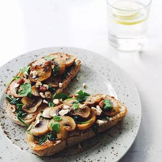 跟 Instagram 达人学习拍摄餐桌上的食物