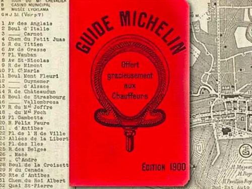 1900年，米其林轮胎的创始人出了本免费的红色小册子《米其林指南》，搜集了诸如餐厅、地图、加油站、旅馆、汽车维修厂等信息，方便人们汽车旅行。因为汽车旅行越兴旺，轮胎就卖得越好。