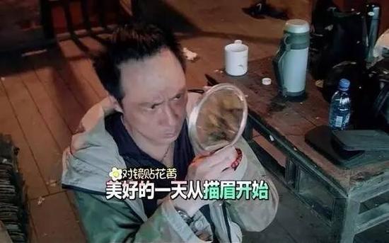 其实，岂止是眉毛，男明星们为了更帅更上镜，拼搏程度绝不亚于女明星。