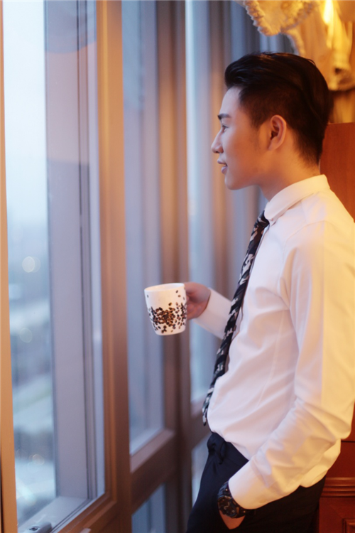 贵族复古新式礼服创导者青年设计鬼才陈晏君angunchen