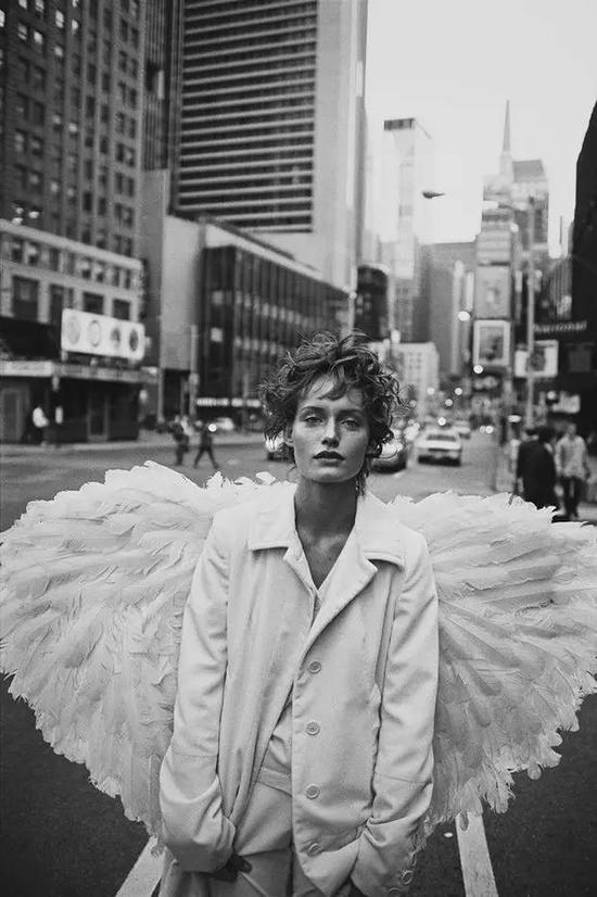 《Wing and a prayer》：  Amber Valletta ，1993 年——也是 Lindbergh 流传最广的作品之一