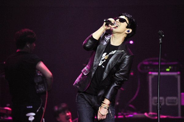 郑钧演唱《赤裸裸》