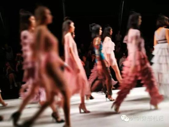 好啦,然后饼穿的是也是Tudoo提供的连衣裤搭配的皮衣,真的是一身黑到底。