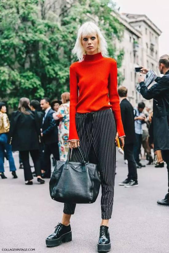 颜色不同的袖口,也会让超长袖的设计感更突出。▼