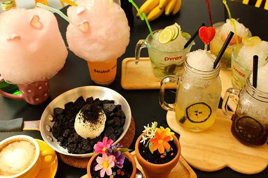　　各种造型萌萌哒的甜品成了很多韩式咖啡馆主角