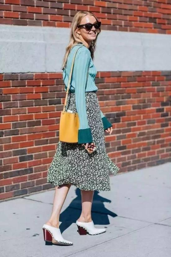 虽然长袖子是趋势,但最好不要选太长的款式。▼