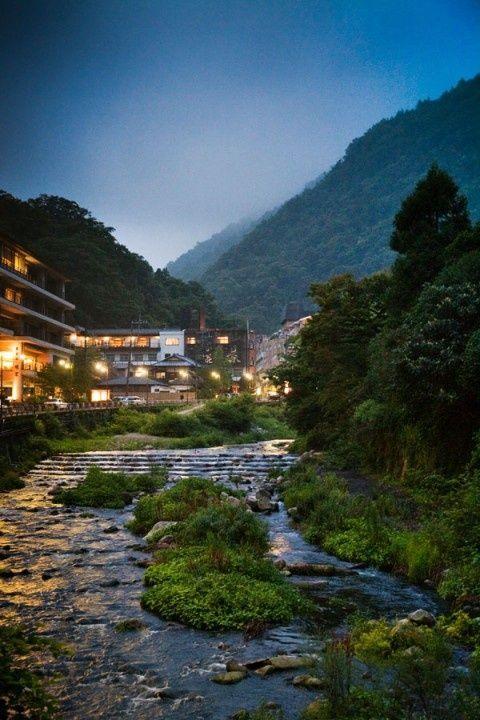   去温泉旅行地光明正大约“泡”