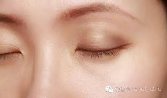 就是光泽比较柔和细腻的大地色眼妆,配上亮红色丝绒唇妆,
