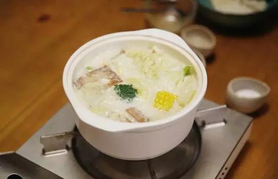 准备食材：五花肉100克，鸡蛋1个，白菜半根（取叶的部分），豆腐500克，葱姜，花椒，大料，盐