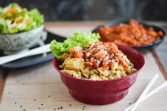 准备材料:米饭、洋葱、大蒜、芹菜、玉米粒、鸡蛋、酱油、芝麻油、韩国泡菜、芝麻
