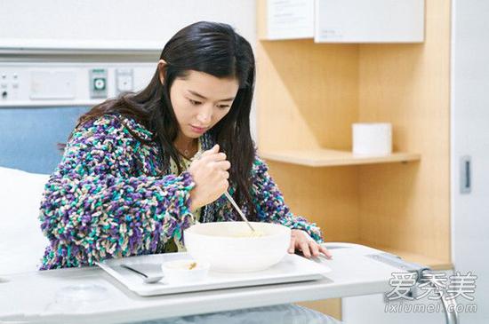 《蓝色大海的传说》全智贤戏里戏外时髦造型 《蓝色大海的传说》全智贤戏里戏外时髦造型 全智贤同款服装