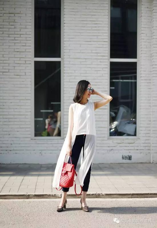 如果一定要说有什么缺点的话,就是包内没有分层吧。双肩包本身又比较深,所以有时候会出现找不到东西的状况。