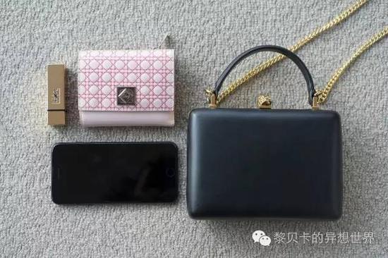 搭配礼服和平时一些休闲装都不会违和。不过,因为开口的位置是实心的金属扣设计,所以它拿起来真的很有分量。▼
