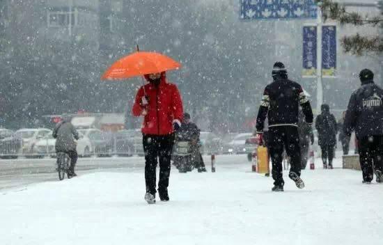 那么，全国各地究竟有哪些地方开始下雪了呢？今天，小飞君就为你们当一回气象播报员，带你回顾下今年冬天那些城市里的第一场雪。