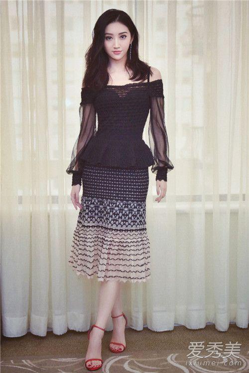 《长城》热映 衣品在线的景甜宣传造型各种美