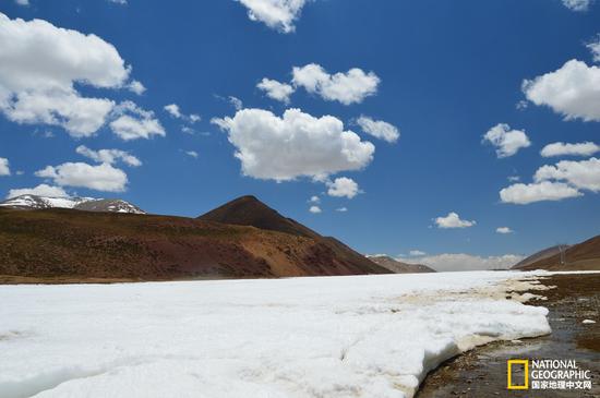 
隆嘎拉山脚六月的冰雪