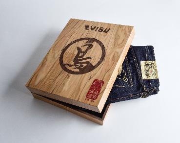 点击进入下一页 今年EVISU专门为鸡年别注版设计一套复刻版木制礼盒,木盒面大大烫上「鸟」字样及经典质量保证图章,作为新年贺礼绝不失礼。