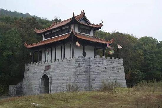 丞相祠堂何处寻,锦官城外柏森森。