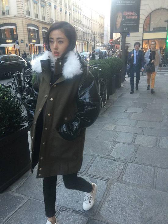 街头发现美丽张天爱一枚,脚上穿的也是这双 Tod’s 流苏小白鞋!