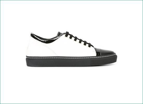 Tennis 黑色款 约 4760 元 Farfetch 可买