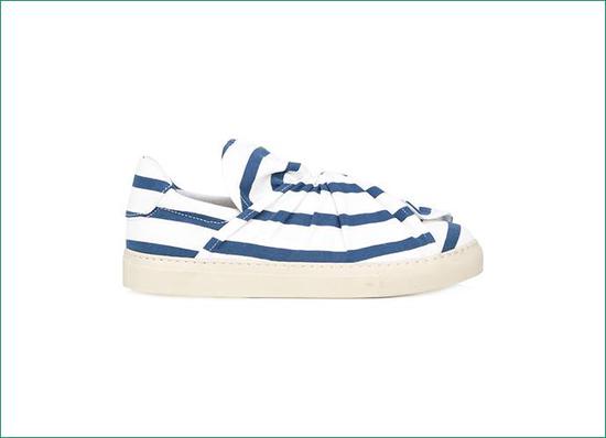 蓝色条纹 Breton 约 3790 元 Farfetch 可买