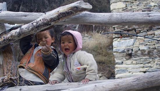 两个尼泊尔儿童在尼泊尔布拉加山村中。