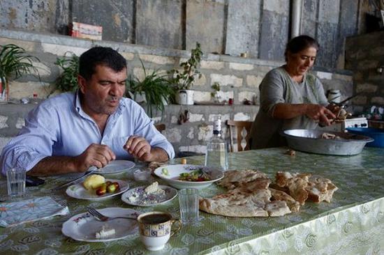 Nagorno-Karabakh地区的村民邀请我一同进餐。