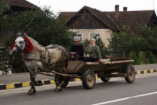 罗马尼亚一座村庄里的交通高峰期