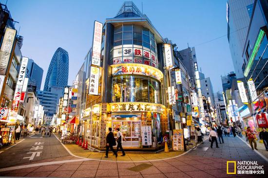 东京的新宿区选择众多,是狂欢者的最爱。(摄影:ALEXANDER SPATARI, GETTY IMAGES)