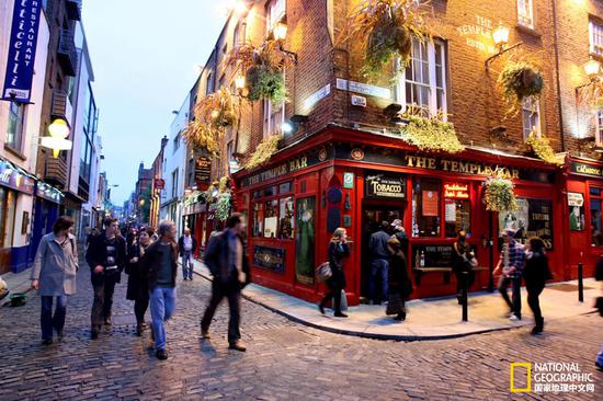 爱尔兰,圣殿酒吧(Temple Bar)外,人来人往。(摄影:CHRIS JACKSON, GETTY IMAGES)