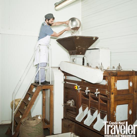 　　巴约讷的巧克力制作仍然保持着百年前的形式，大大小小数百家作坊遍布全城。