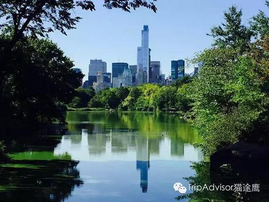 中央公园（Central Park）是世界上最大的一处都市公园，地理位置优越，正好就在曼哈顿的心脏。