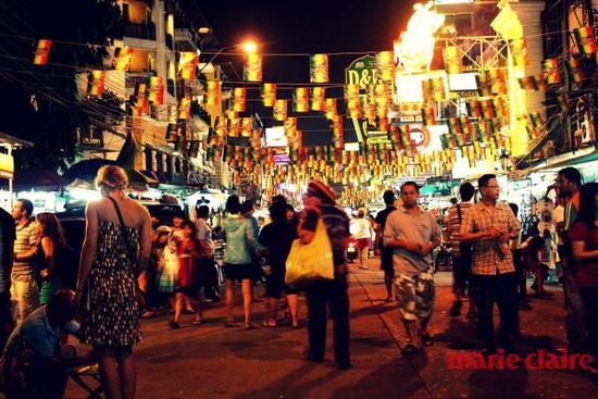 来泰国一定要逛夜市，好吃的东西特别多， 还有很多有趣的小店铺，一进去根本不想在出来。