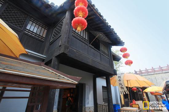 这里就是潘金莲开窗,木棍砸到西门庆的地方。是偶然还是潘金莲故意,千古谜题。