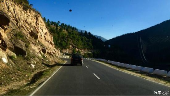 图注:不丹的“高速公路”,建议时速40km/h,最高时速不得超过70km/h