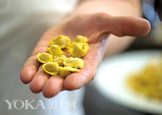 这个欧洲小镇不止有美食 还有最动听的引擎声浪