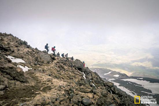 登山爱好者正从中东最高峰“德马峰”上迂回而下。